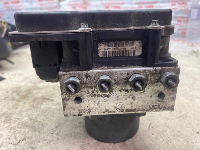 ABS Pomp van een Nissan Qashqai (J10) 2.0 16V 2008