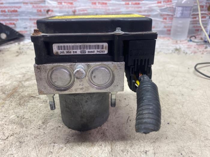 ABS Pomp van een Nissan Qashqai (J10) 2.0 16V 2008