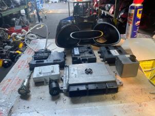 Gebruikte Contactslot + computer Renault Clio IV (5R) 0.9 Energy TCE 90 12V Prijs € 108,90 Inclusief btw aangeboden door Autosloperij de Turk