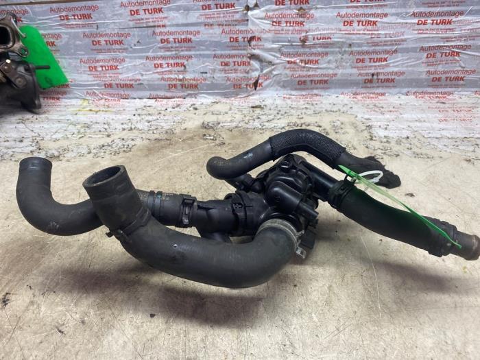 Gebruikte Thermostaathuis Mercedes A (W176) 1.6 A-180 16V Prijs € 87,12 Inclusief btw aangeboden door Autosloperij de Turk