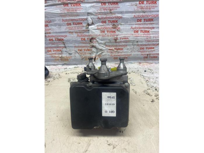 ABS Pomp van een Mercedes-Benz E (R207) E-250 CGI 16V BlueEfficiency 2010