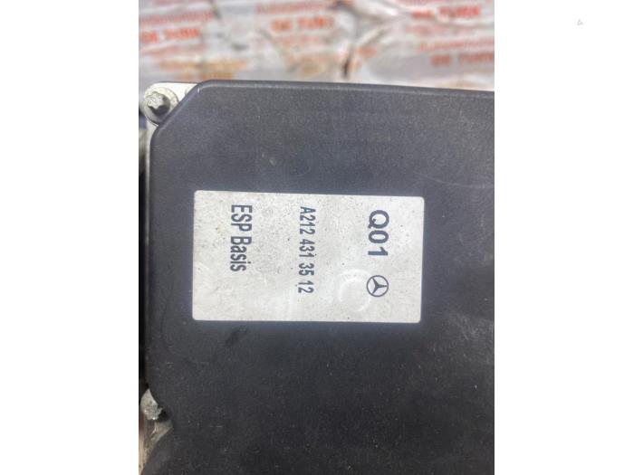 ABS Pomp van een Mercedes-Benz E (R207) E-250 CGI 16V BlueEfficiency 2010