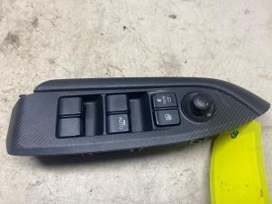 Gebruikte Schakelaar Elektrisch Raam Mazda CX-3 (DJ/DK) 2.0 SkyActiv-G 120 AWD Prijs € 48,40 Inclusief btw aangeboden door Autosloperij de Turk
