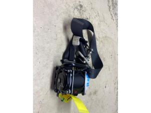 Gebruikte Veiligheidsgordel links-voor Mazda CX-3 (DJ/DK) 2.0 SkyActiv-G 120 AWD Prijs € 169,40 Inclusief btw aangeboden door Autosloperij de Turk