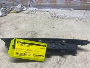 Gebruikte Raam schakelaar elektrisch Opel Corsa F (UB/UH/UP) 1.2 Turbo 12V 100 Prijs € 30,25 Inclusief btw aangeboden door Autosloperij de Turk