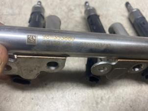 Gebruikte Injector brug Opel Corsa F (UB/UH/UP) 1.2 Turbo 12V 100 Prijs € 121,00 Inclusief btw aangeboden door Autosloperij de Turk