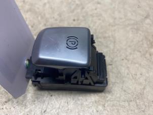 Gebruikte Schakelaar handrem Mercedes C (W205) C-220 2.2 CDI BlueTEC, C-220 d 16V Prijs € 12,10 Inclusief btw aangeboden door Autosloperij de Turk