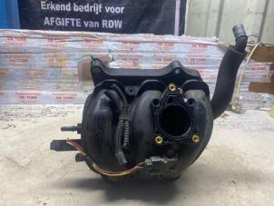 Gebruikte Inlaatspruitstuk Peugeot 107 1.0 12V Prijs € 12,10 Inclusief btw aangeboden door Autosloperij de Turk