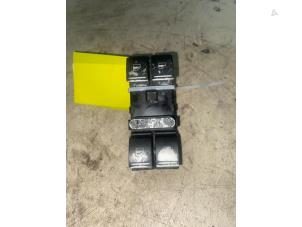 Gebruikte Ruit schakelaar elektrisch Volkswagen Golf V (1K1) 1.4 TSI 122 16V Prijs € 12,10 Inclusief btw aangeboden door Autosloperij de Turk