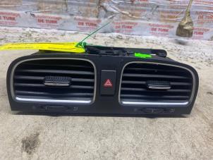 Gebruikte Luchtrooster Dashboard Volkswagen Golf VI Cabrio (1K) 1.2 TSI Prijs € 24,20 Inclusief btw aangeboden door Autosloperij de Turk