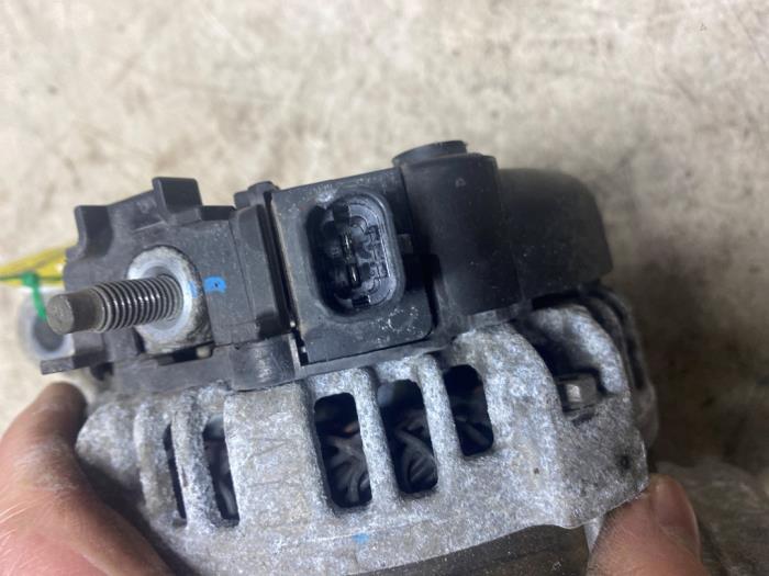 Dynamo van een Opel Insignia Country Tourer 1.5 Turbo 16V 165 2018