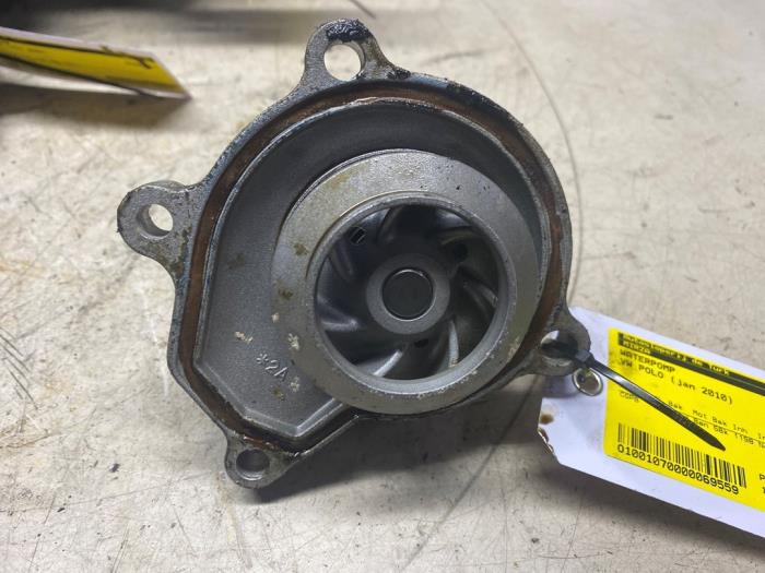 Gebruikte Waterpomp Volkswagen Polo V (6R) 1.2 12V Prijs € 12,10 Inclusief btw aangeboden door Autosloperij de Turk