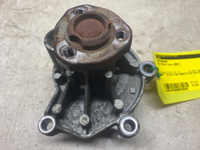 Gebruikte Waterpomp Volkswagen Polo IV (9N1/2/3) 1.2 Prijs € 18,15 Inclusief btw aangeboden door Autosloperij de Turk
