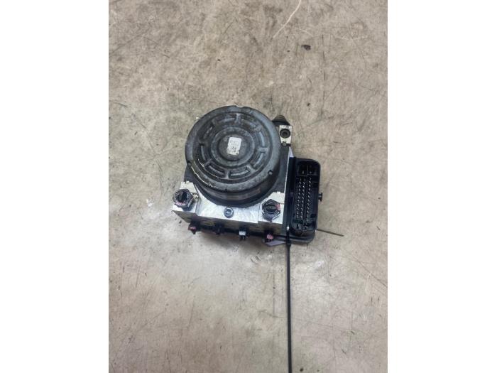 ABS Pomp van een Hyundai i10 (B5) 1.0 12V 2014
