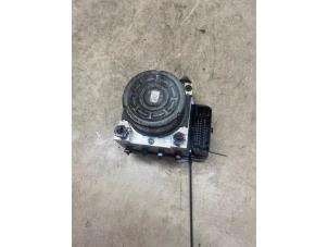 ABS Pomp van een Hyundai i10 (B5) 1.0 12V 2014