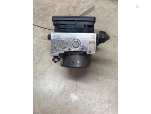ABS Pomp van een Hyundai i10 (B5) 1.0 12V 2014