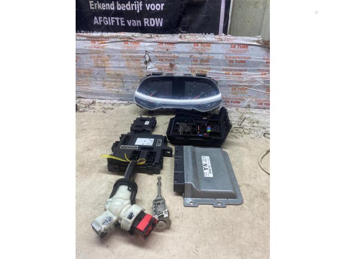 Gebruikte Kontaktslot + computer Renault Clio V (RJAB) 1.0 TCe 90 12V Prijs € 242,00 Inclusief btw aangeboden door Autosloperij de Turk