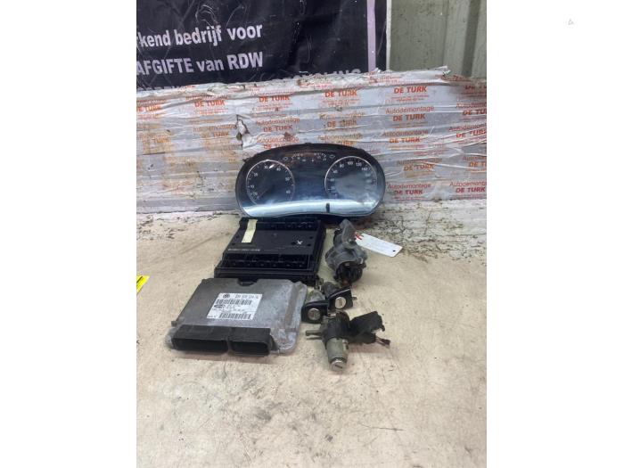 Gebruikte Kontaktslot + computer Volkswagen Polo IV (9N1/2/3) 1.4 16V Prijs € 90,75 Inclusief btw aangeboden door Autosloperij de Turk