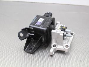 Gebruikte Versnellingsbak Steun Kia Niro I (DE) 1.6 GDI Hybrid Prijs € 42,00 Margeregeling aangeboden door Gebr Opdam B.V.