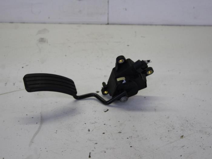 Gebruikte Gaspedaalpositie Sensor Renault Clio III (BR/CR) 1.2 16V 75 Prijs € 34,00 Margeregeling aangeboden door Gebr Opdam B.V.