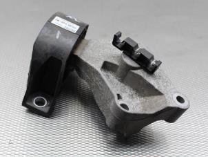 Gebruikte Motorsteun Renault Clio IV (5R) 0.9 Energy TCE 90 12V Prijs € 34,00 Margeregeling aangeboden door Gebr Opdam B.V.