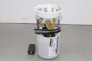 Gebruikte Benzinepomp Volkswagen Polo V (6R) 1.2 12V Prijs € 30,00 Margeregeling aangeboden door Gebr Opdam B.V.