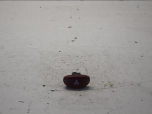 Gebruikte Paniekverlichtings Schakelaar Peugeot 206 SW (2E/K) 1.6 16V Prijs € 17,00 Margeregeling aangeboden door Gebr Opdam B.V.