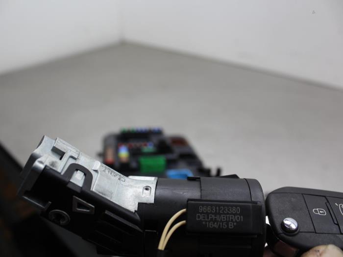 Slotenset Cilinder (compleet) van een Citroën C4 Cactus (0B/0P) 1.2 PureTech 82 12V 2015