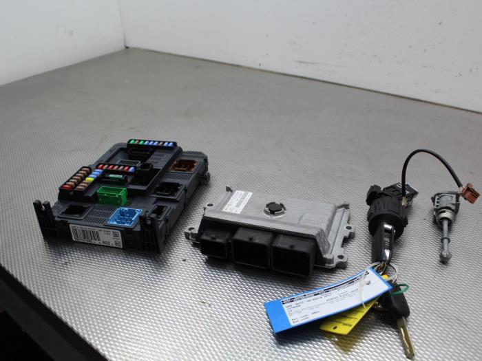 Slotenset Cilinder (compleet) van een Citroën C4 Cactus (0B/0P) 1.2 PureTech 82 12V 2015