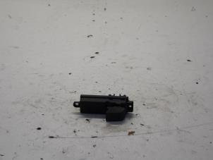 Gebruikte Raam schakelaar elektrisch Mazda 2 (DE) 1.3 16V S-VT Prijs € 11,00 Margeregeling aangeboden door Gebr Opdam B.V.