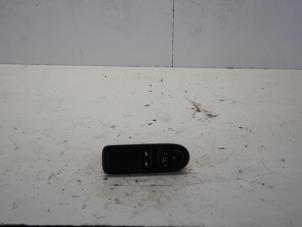 Gebruikte Ruit schakelaar elektrisch Peugeot 308 (4A/C) 1.6 HDi 16V FAP Prijs op aanvraag aangeboden door Gebr Opdam B.V.