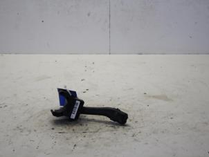 Gebruikte Knipperlicht Schakelaar Volkswagen Passat (3B3) 2.0 Prijs € 13,00 Margeregeling aangeboden door Gebr Opdam B.V.