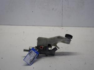 Gebruikte Hoofdremcilinder Toyota Corolla Verso (R10/11) 2.2 D-4D 16V Cat Clean Power Prijs € 20,00 Margeregeling aangeboden door Gebr Opdam B.V.