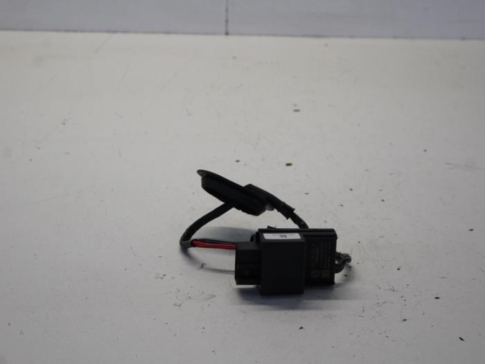 Brandstofpomp relais van een Seat Ibiza ST (6J8) 1.0 EcoTSI 12V 2016