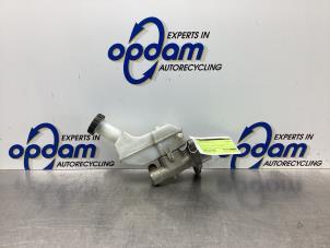 Gebruikte Hoofdremcilinder Renault Clio III (BR/CR) 1.2 16V 75 Prijs € 25,00 Margeregeling aangeboden door Gebr Opdam B.V.