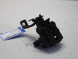 Gebruikte Remklauw (Tang) links-achter Nissan Primera Estate (WP11) 2.0 16V Prijs € 17,00 Margeregeling aangeboden door Gebr Opdam B.V.