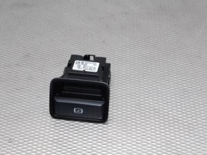 Gebruikte Schakelaar handrem Mercedes CLA Shooting Brake (117.9) 2.0 CLA-250 Turbo 16V 4-Matic Prijs € 30,00 Margeregeling aangeboden door Gebr Opdam B.V.