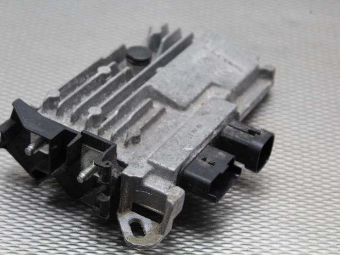 Gebruikte Start/Stop computer Peugeot Partner (GC/GF/GG/GJ/GK) 1.6 BlueHDi 100 Prijs € 106,00 Margeregeling aangeboden door Gebr Opdam B.V.