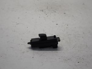 Gebruikte Elektrisch Raam Schakelaar Mazda 3 Sport (BK) 1.6i 16V Prijs € 8,00 Margeregeling aangeboden door Gebr Opdam B.V.