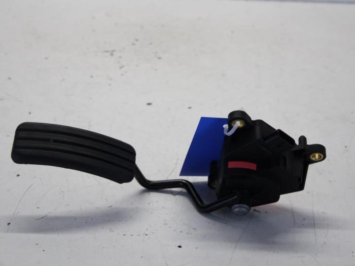 Gebruikte Gaspedaalpositie Sensor Renault Clio III (BR/CR) 1.2 16V 75 Prijs € 34,00 Margeregeling aangeboden door Gebr Opdam B.V.