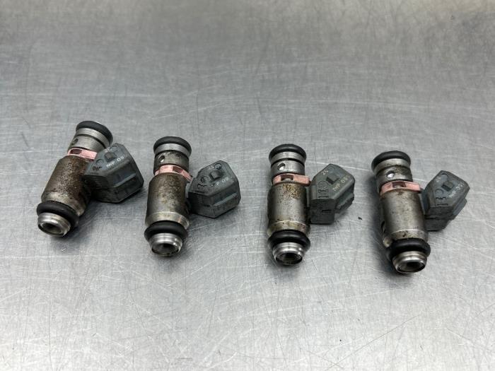 Gebruikte Injector (benzine injectie) Renault Twingo (C06) 1.2 16V Prijs € 50,00 Margeregeling aangeboden door Gebr Opdam B.V.