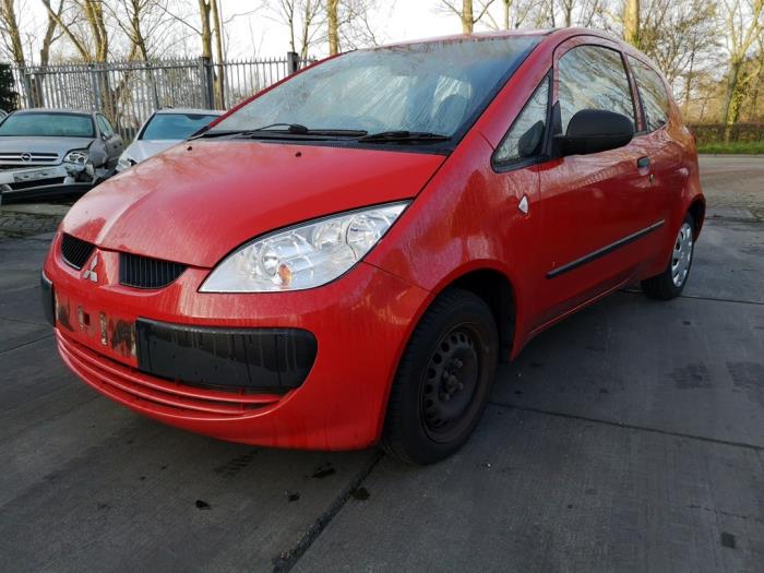 Gebruikte Aandrijfas links-voor Mitsubishi Colt (Z2/Z3) 1.1 12V CZ3 Prijs € 34,00 Margeregeling aangeboden door Gebr Opdam B.V.