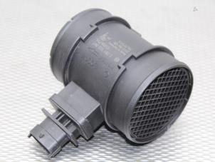 Gebruikte Luchthoeveelheidsmeter Alfa Romeo 159 Sportwagon (939BX) 1.9 JTDm 16V Prijs € 26,00 Margeregeling aangeboden door Gebr Opdam B.V.