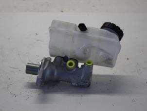 Gebruikte Hoofdremcilinder Renault Captur (2R) 0.9 Energy TCE 12V Prijs € 35,00 Margeregeling aangeboden door Gebr Opdam B.V.