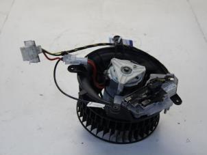 Gebruikte Chaufage Ventilatiemotor Mercedes E Combi (S210) 3.2 E-320 CDI 24V Prijs € 42,00 Margeregeling aangeboden door Gebr Opdam B.V.