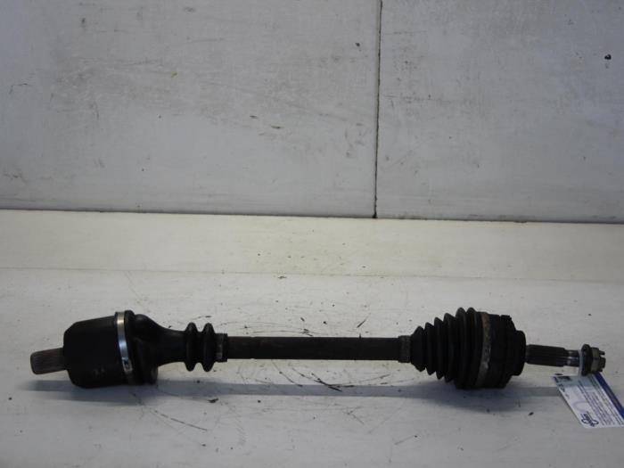 Gebruikte Aandrijfas links-voor Renault Clio II (BB/CB) 1.6 16V Prijs € 34,00 Margeregeling aangeboden door Gebr Opdam B.V.