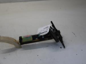 Gebruikte Benzinepomp Honda Prelude (BB) 2.2i VTEC 16V Prijs € 64,00 Margeregeling aangeboden door Gebr Opdam B.V.