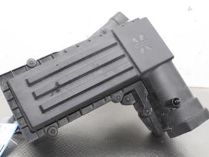 Gebruikte Luchtfilterhuis Audi Q3 (8UB/8UG) 2.0 16V TFSI 211 Quattro Prijs € 68,00 Margeregeling aangeboden door Gebr Opdam B.V.