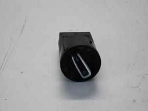 Gebruikte Licht Schakelaar Volkswagen Polo V (6R) 1.4 16V Prijs € 26,00 Margeregeling aangeboden door Gebr Opdam B.V.