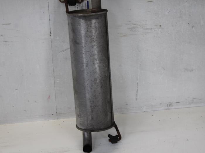 Uitlaat Einddemper van een Volkswagen Golf IV Variant (1J5) 1.6 2000